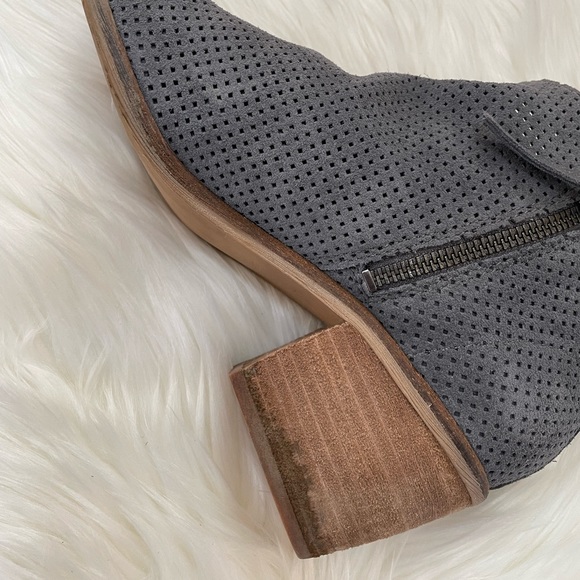 Dolce Vita Sansa Perforated Zip Bootie Suede In Grey Size 7.5 - Picture 11 of 14